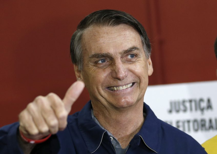 Jair Bolsonaro gör tummen upp efter den första omgången i det brasilianska presidentvalet.