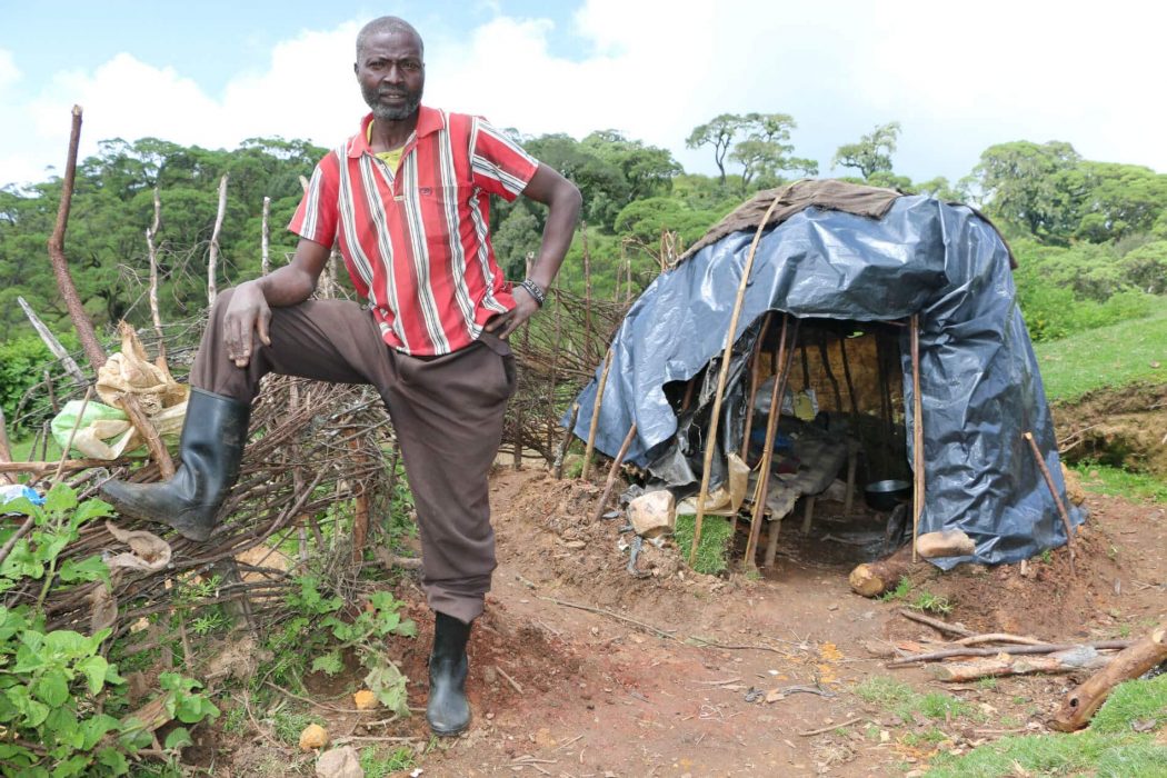 Anthony Langat/Mongabay | David Kisang vid sin provisoriska hydda.