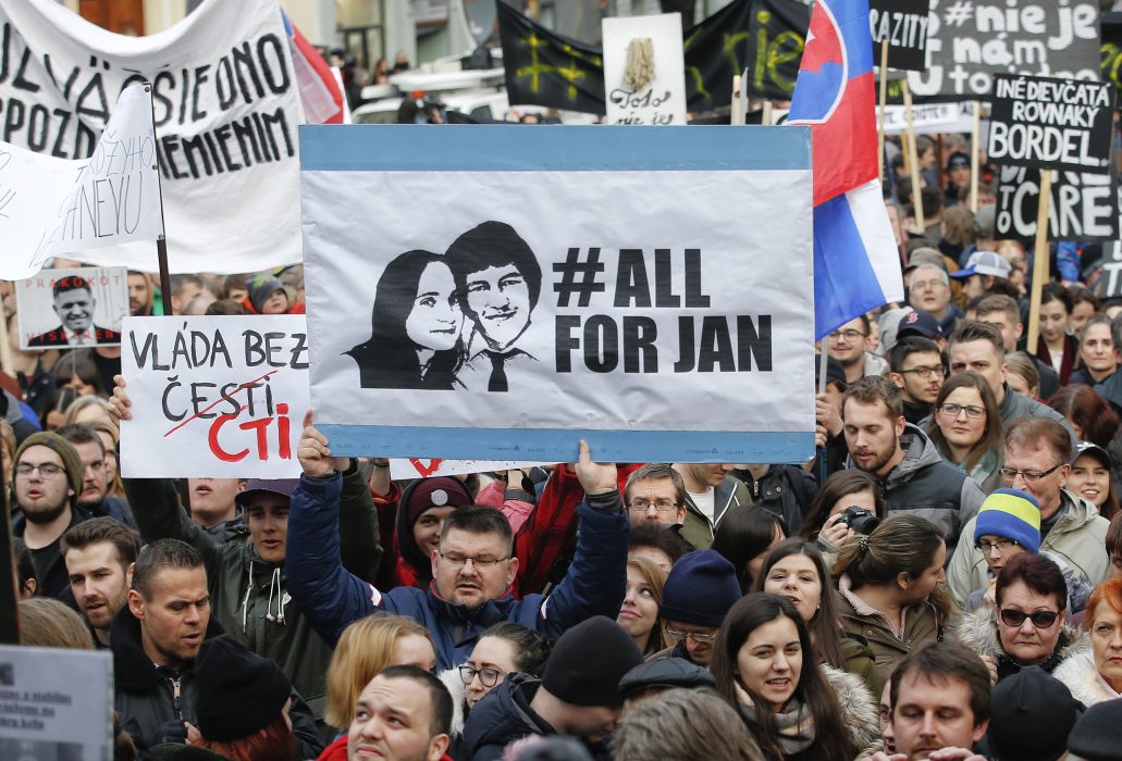 Darko Vojinovic/AP/TT| En regeringskritisk demonstration i Bratislava efter morden på journalisten Ján Kuciak och hans fästmö Martina Kusnirova.