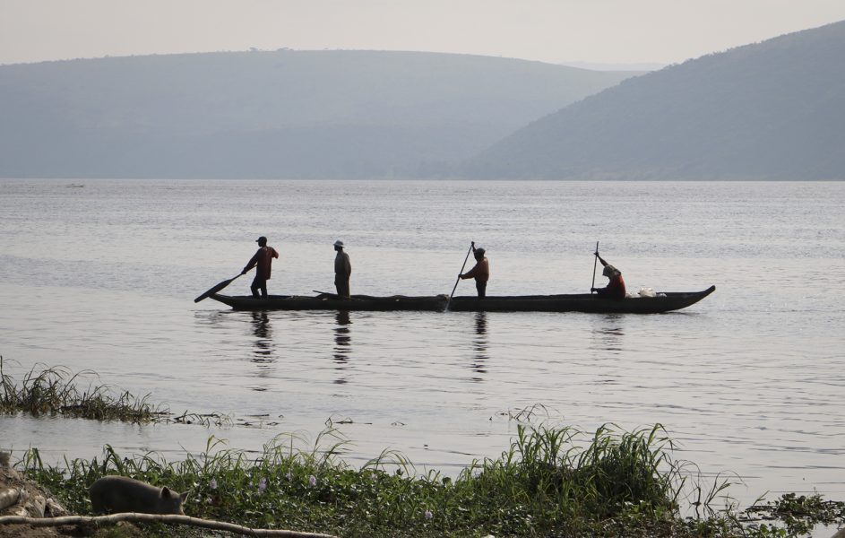 Större kanoter är vanliga färdmedel på vattenvägarna i Kongo-Kinshasa.