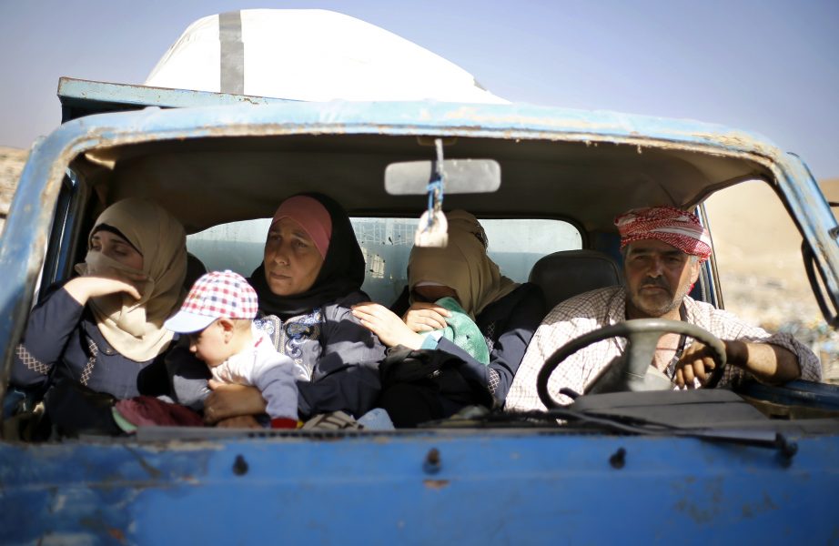 Bilal Hussein/AP/TT | I den libanesiska gränsstaden Arsal förbereder sig ett dussintal syriska flyktingar för att korsa gränsen in i sitt hemland.