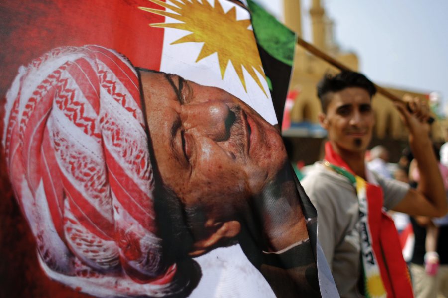 En man håller en kurdisk flagga med en bild på regionpresidenten Masoud Barzani under en manifestation i Libanons huvudstad Beirut, till stöd för självständighetsomröstningen i irakiska Kurdistan i september i fjol.