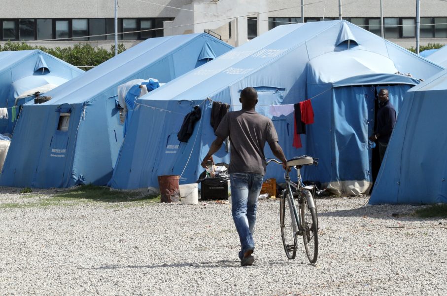 Adriana Sapone/TT/AP Photo | Flyktingläger i San Ferdinando, Italien.