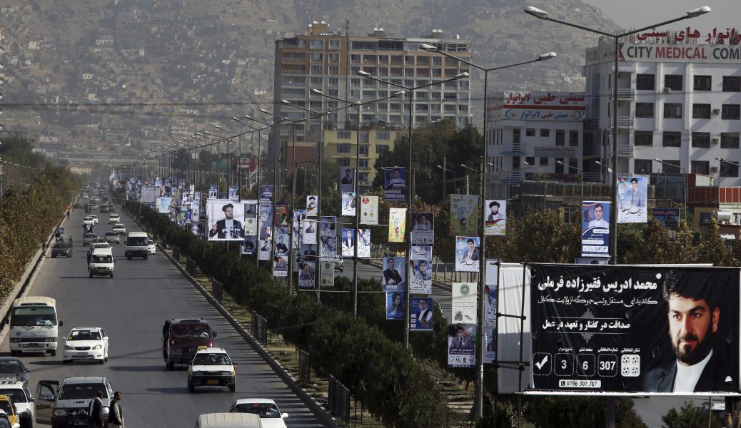 Rahmat Gul/AP/TT | Valaffischer i Afghanistans huvudstad Kabul.