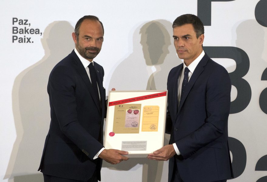 Den franske premiärministern Édouard Philippe och hans spanske kollega Pedro Sánchez håller i ett inramat dokument som berör kampen mot den baskiska separatistgerillan ETA.