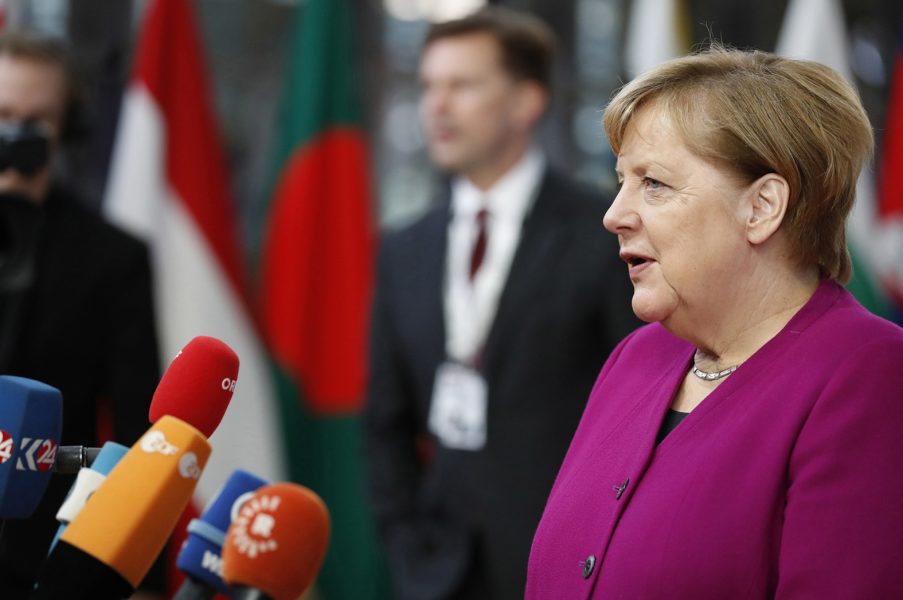 Tysklands förbundskansler Angela Merkel stoppar vapenexporten till Saudiarabien.