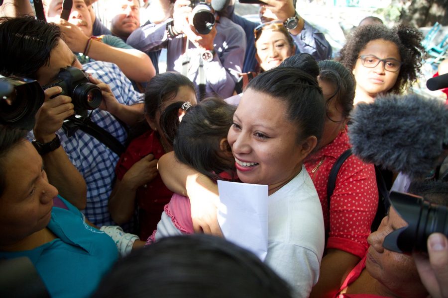 Teodora del Carmen Vásquez kramar sina nära och kära efter att ha släppts ur fängelse i februari 2018.