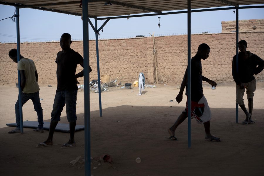 Flyktingar väntar på att få komma vidare från ett transitcenter i Arlit, Niger.