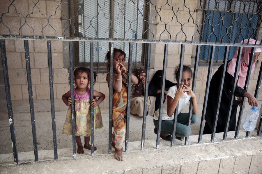 Hani Mohammed/AP/TT| Människor som flytt från striderna i hamnstaden al-Hudaydah i juni vid ett tillfälligt boende Jemens huvudstad Sanaa.