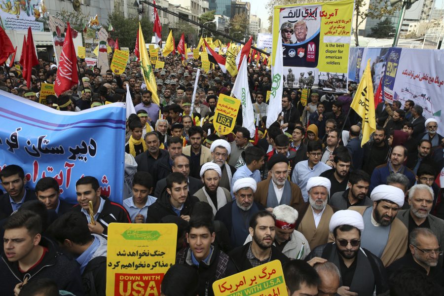 Vahid Salemi/AP/TT | Demonstranter utanför USA:s ambassad i Teheran protesterar mot de nya sanktioner som USA infört mot Iran.