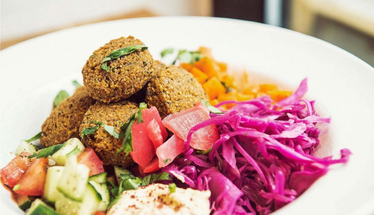Stellan Stephenson | Falafelsallad, som är den populäraste rätten efter lyxrullen – med hummus, aubergineröra, syrad rödkål och ”andra goda grejer”.