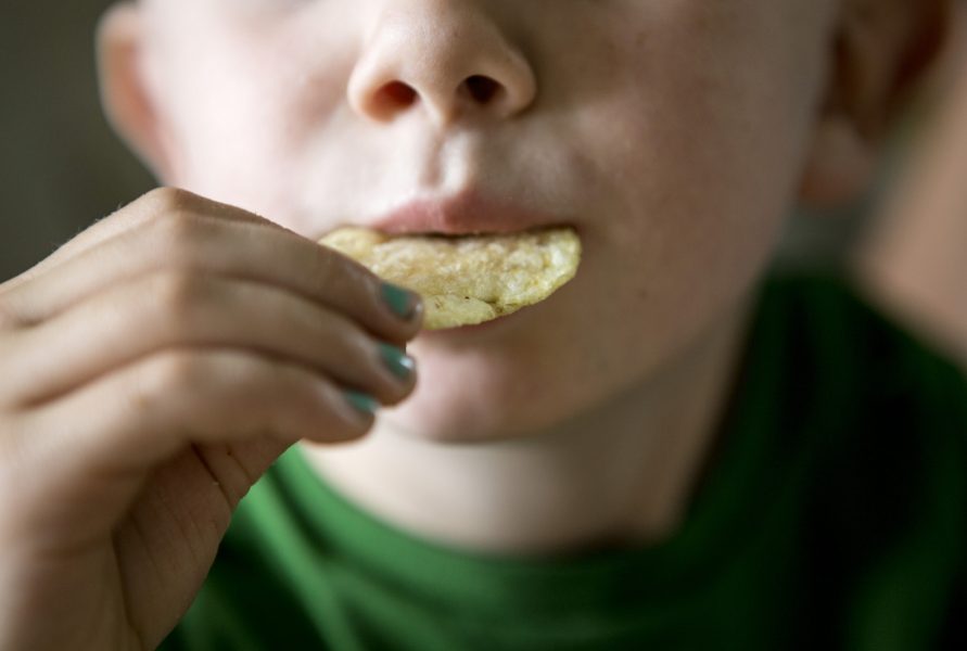 Vad barn äter när de är små kan påverka deras alkoholvanor när de blir äldre, enligt en studie.
