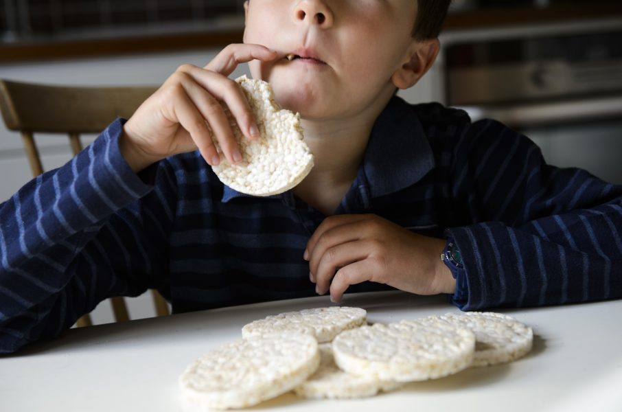 Henrik Montgomery/TT | Barn under sex år bör inte äta riskakor, enligt Livsmedelsverket.