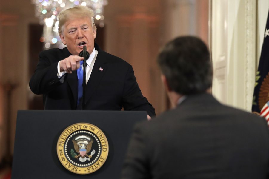 Evan Vucci/AP Photo/TT | Donald Trump läxar upp Jim Acosta under en presskonferens.