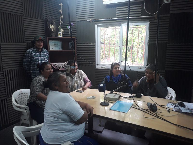 Flera deltagare i radiostationen La Voz Indígenas studio.