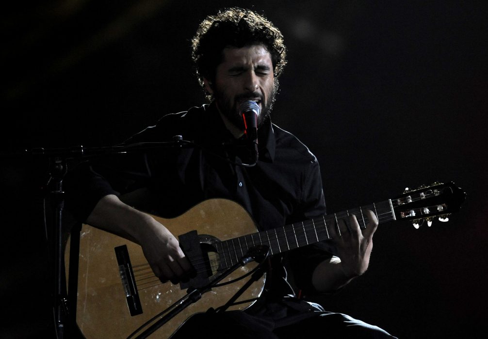 Musikern José González uppträder under invigningen av Ruben Östlunds berömda ruta på Landala torg i morgon, lördag.