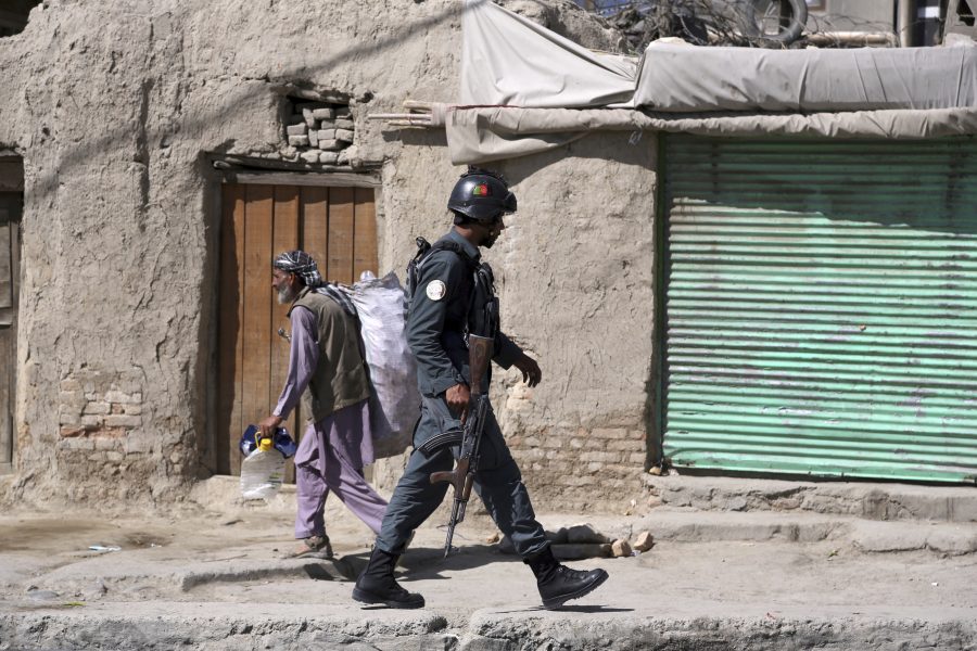Rahmat Gul/AP Photo/TT | Afghanska säkerhetsstyrkor patrullerar Kabul.