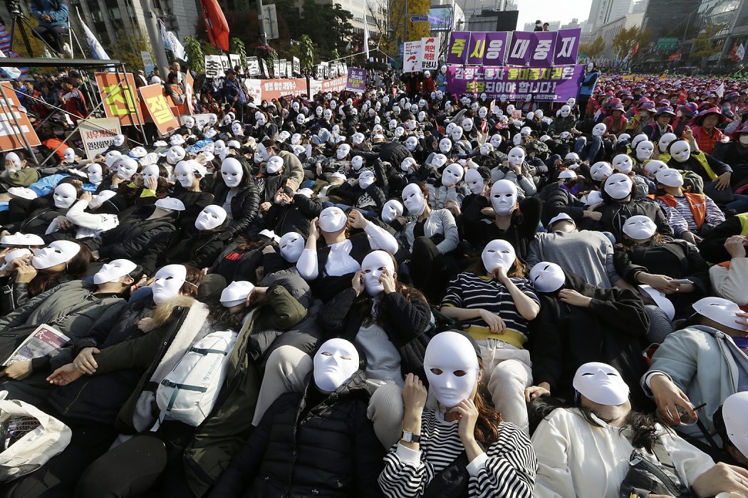 Ahn Young joon/AP/TT | Den senaste månaden har tiotusentals människor protesterat mot dåliga arbetsvillkor i Sydkorea.