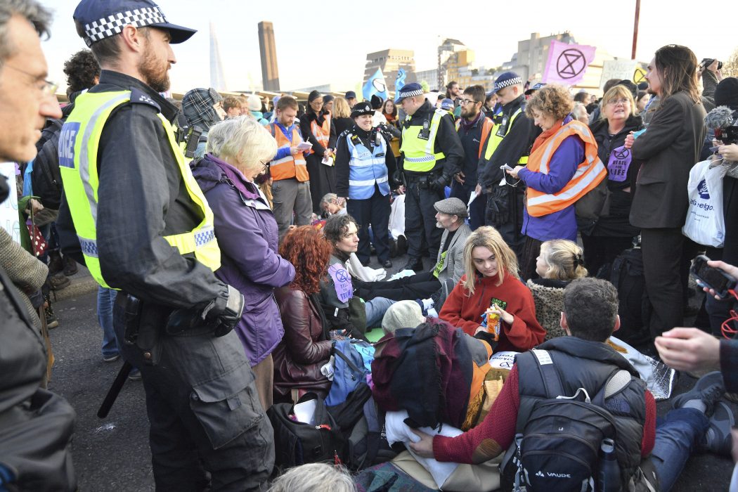 John Stillwell/PA/AP/TT | Demonstranter på en av Londons broar.