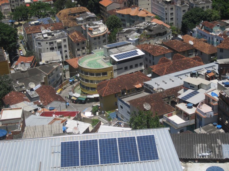 Mario Osava/IPS | Solpaneler syns på taken till flera byggnader i Morro de Santa Marta i Rio de Janeiro.