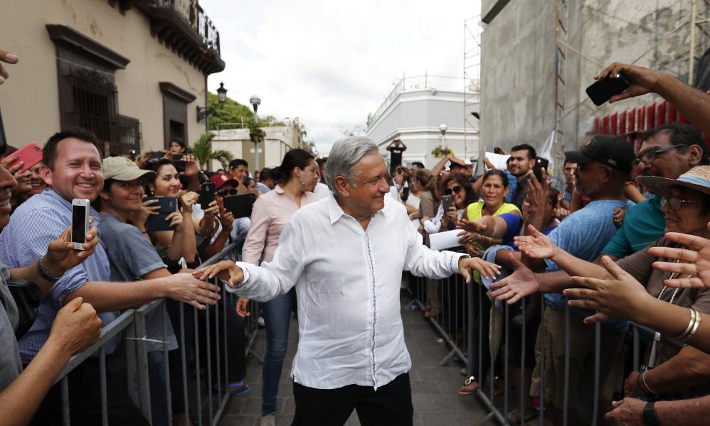 Eduardo Verdugo/AP Photo/TT | Höger eller vänster? Åt vilket håll går Mexiko? Andres Manuel Lopez Obrador hälsar på supportrar i Mazatlan, Mexiko.