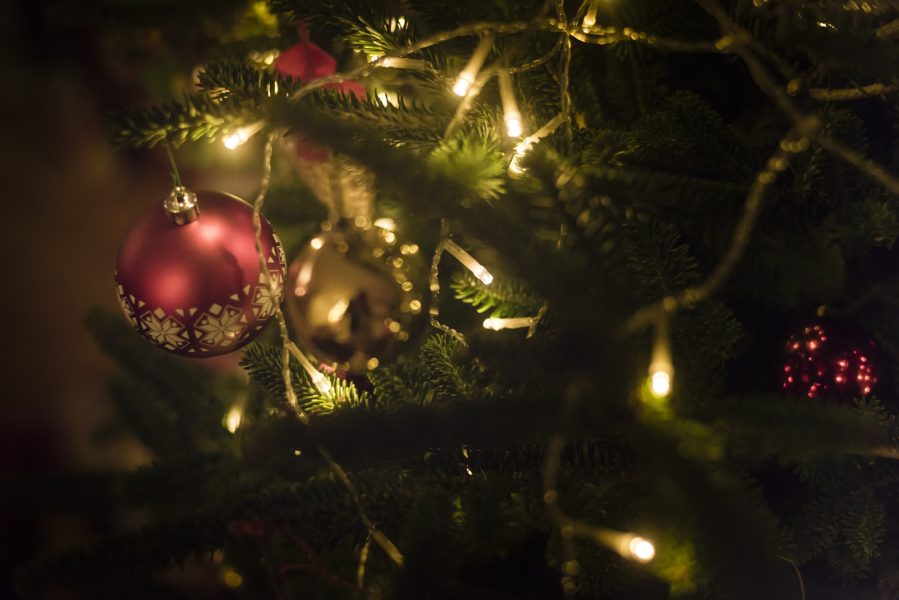 En ny granskning visar att det inte är ovanligt att julbelysningen innehåller skadliga kemikalier.