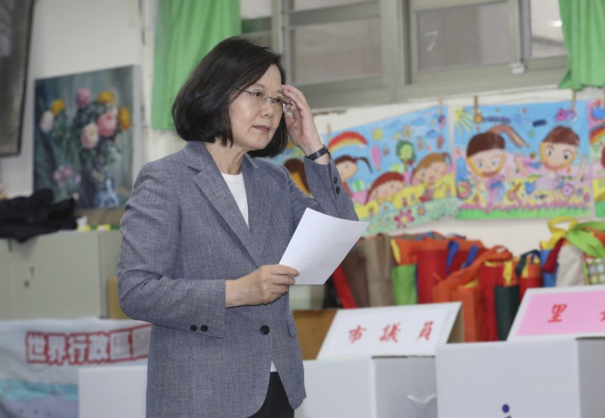 Taiwans president Tsai Ing-wen röstar i lördagens val.