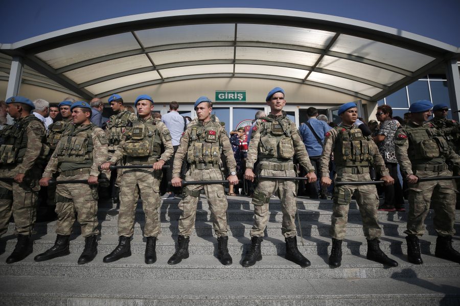 Emrah Gurel/AP Photo/TT | Turkiska soldater vaktar ingången till domstolen där journalister från tidningen Cumhuriyet stod åtalade 2017.