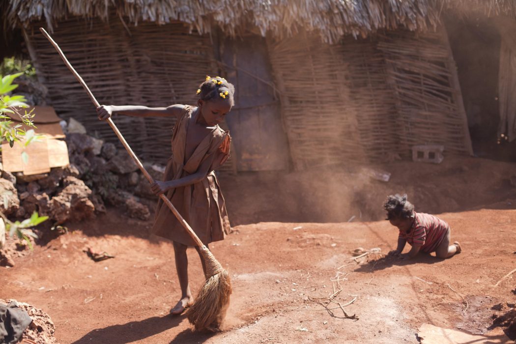 Dieu Nalio Chery/AP Photo/TT | Larionise Beltinor sopar utanför hemmet medan hennes bror kryper runt, Bombardopolis, Haiti.