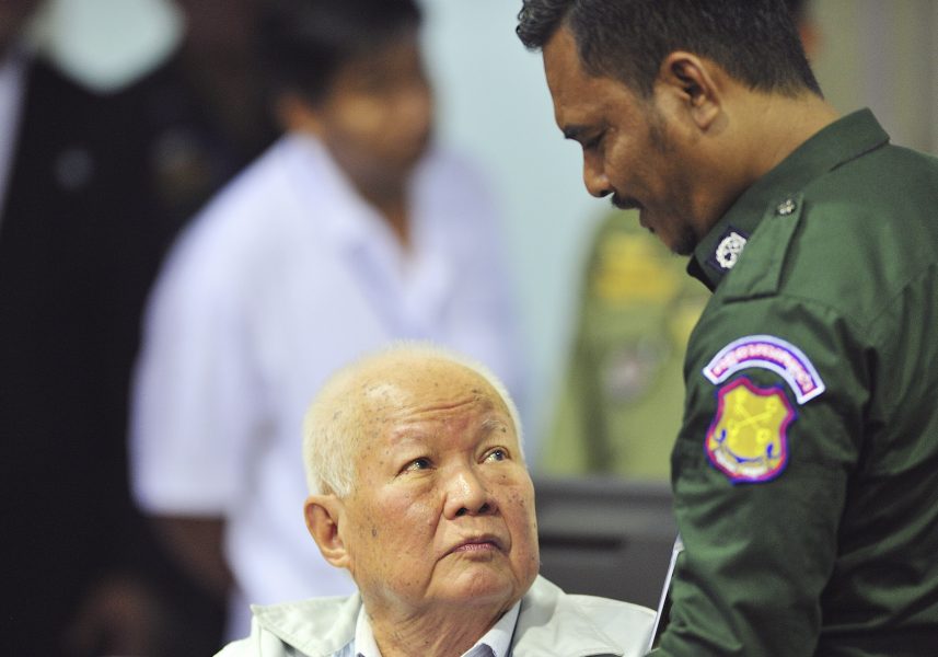 Mark Peters/AP/TT | Khieu Samphan, landets formelle statschef under Röda khmerernas styre, i rättssalen.
