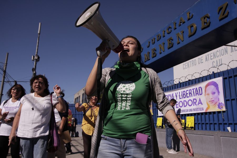 Salvador Melendez/AP/TT | Kvinnor demonstrerar utanför en domstol i El Salvadors huvudstad San Salvador i december 2017, med krav på att de kvinnor som avtjänar långa fängelsestraff för aborter friges.