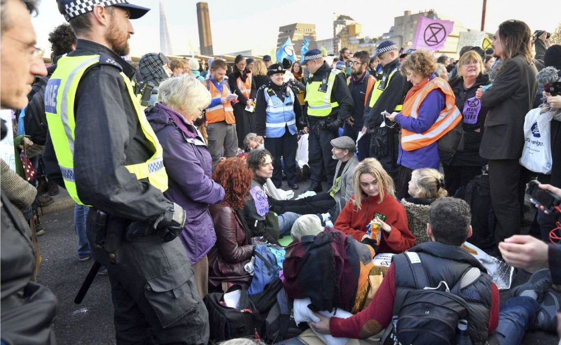 John Stillwell/AP/TT | Extinction rebellion riktade skarp kritik mot den brittiska regeringens klimatpolitik under sin manifestation den 31 oktober.