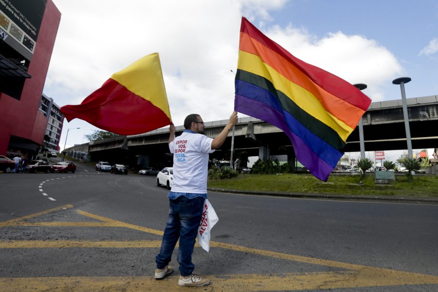  En anhängare till president Carlos Alvarado Quesada viftar med en regnbågsflagga.