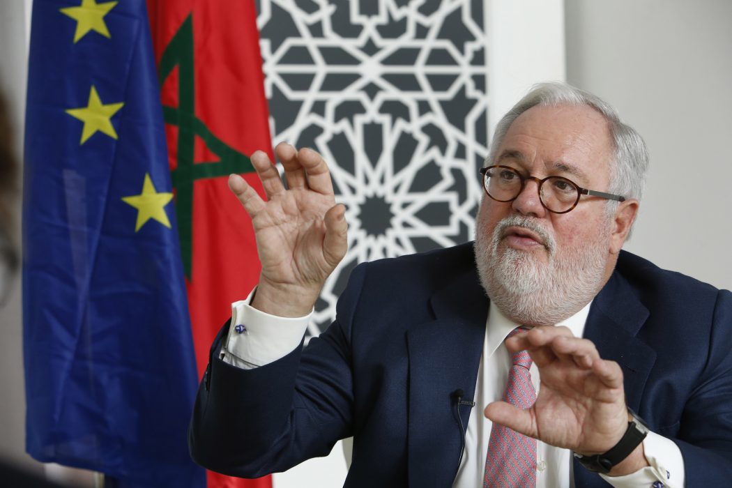 Abdeljalil Bounhar/AP/TT | EU:s klimat- och energikommissionär Miguel Arias Cañete vill göra EU klimatneutralt till år 2050.
