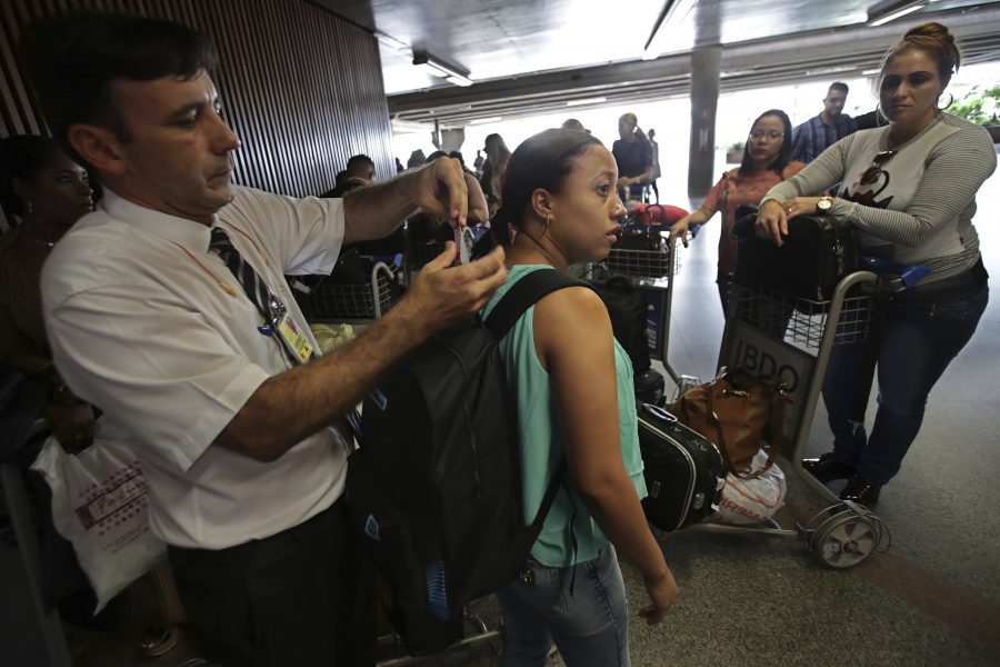 Eraldo Peres | En läkare får sitt bagage taggat på Brasílias flygplats, inför hemfärden till Kuba.