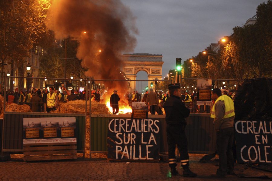 I oktober 2009 brände franska bönder däck och halm på paradgatan Champs-Elysées i Paris, i protest mot dålig lönsamhet.