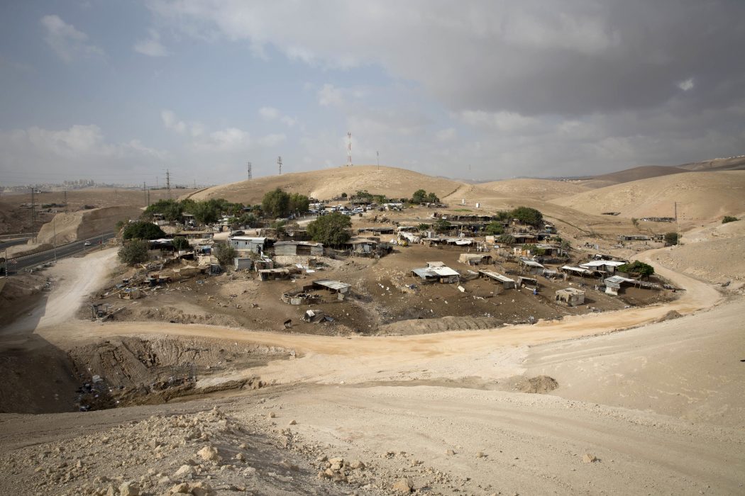 Majdi Mohammed/AP | Den palestinska beduinbyn Khan al-Ahmar på Västbanken.