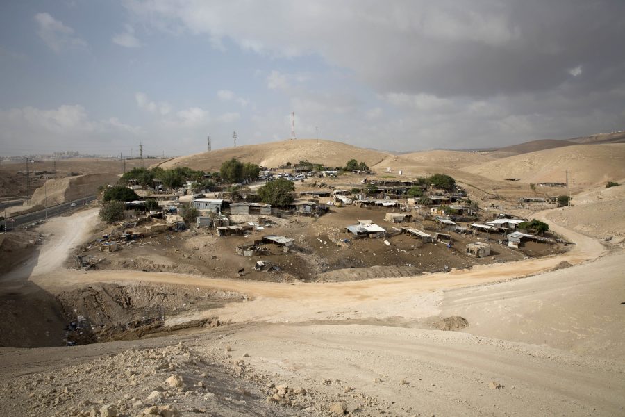 Majdi Mohammed/AP | Den palestinska beduinbyn Khan al-Ahmar på Västbanken.