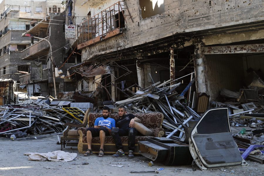 Hassan Ammar/AP/TT | Paus i en soffa bland förstörelsen efter bombardemanget av den syriska huvudstaden Damaskus.