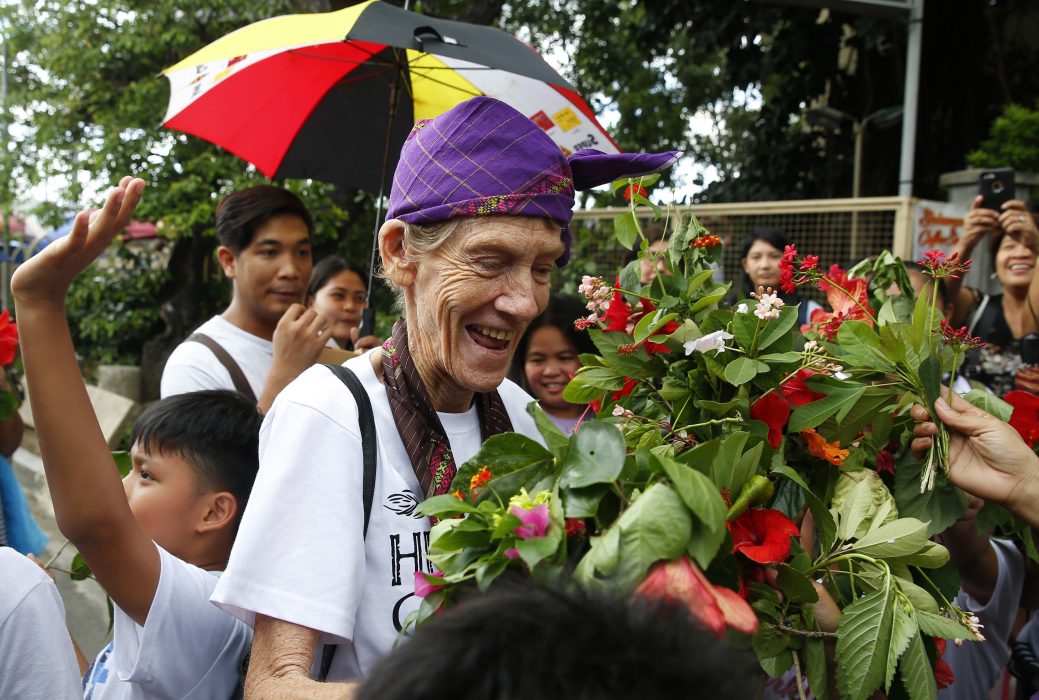 Bullit Marquez/AP/TT | Den australiska nunnan Patricia Fox tar emot blommor från anhängare inför sin avresa.