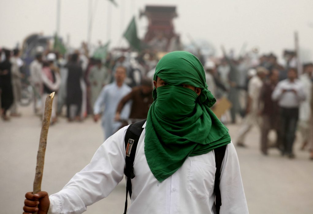 Muhammad Sajjad /AP/TTEn anhängare till de ultra-reaktionära islamister som har protesterat mot att en dödsdömd kristen kvinna frikändes från brottet hädelse tidigare i veckan.
