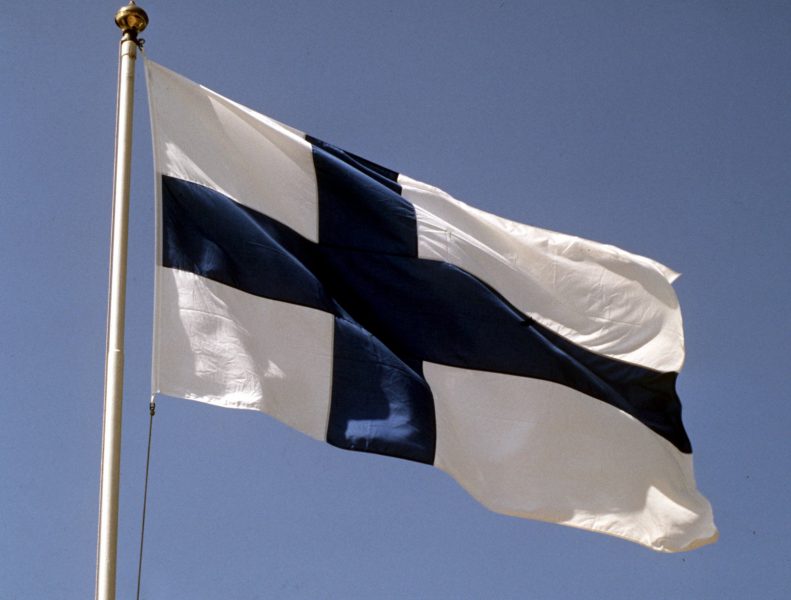 Finland stoppar sin försäljning av vapen till Saudiarabien och Förenade Arabemiraten.