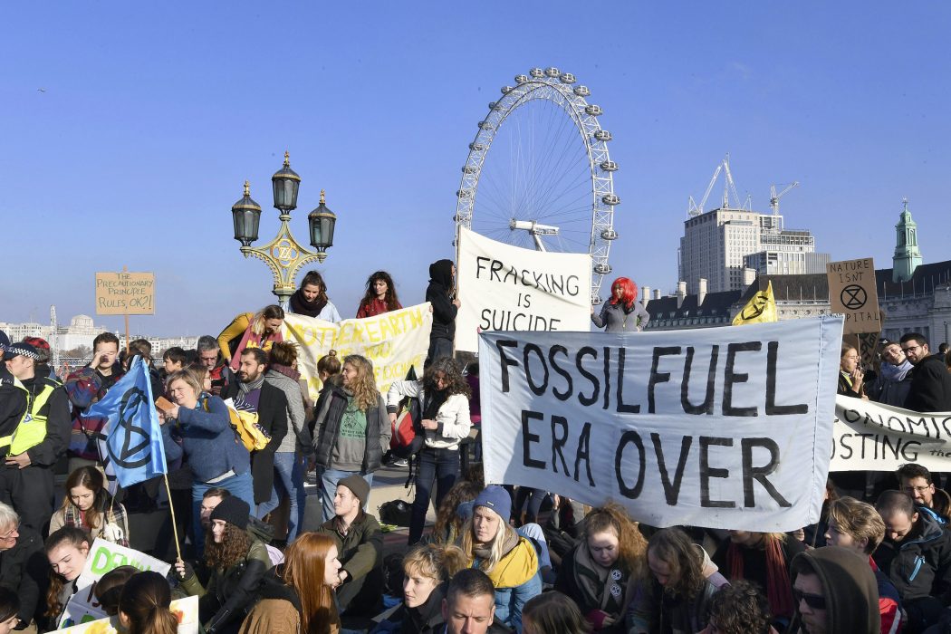 John Stillwell/AP/TT | Demonstranter från Extinction rebellion på Westminster bridge i London kräver krafttag mot klimatförändringarna.