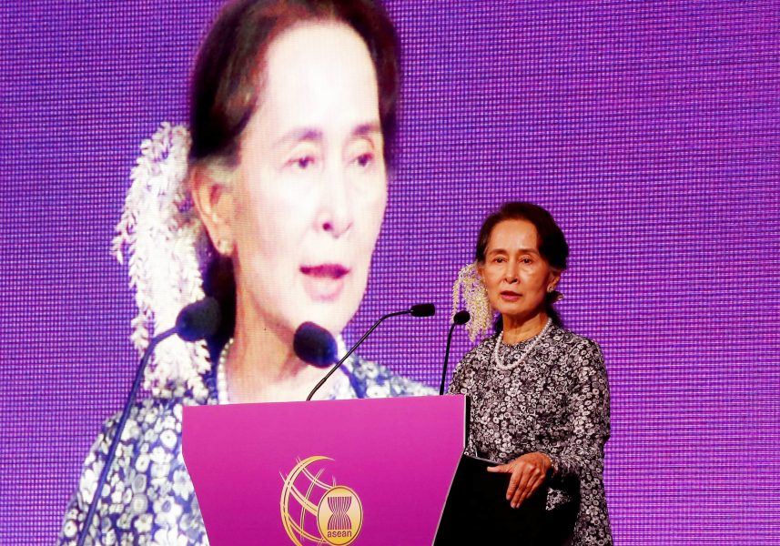 Bullit Marquez/AP/TT | Myanmars ledare Aung San Suu Kyi i ett tal vid Asean-mötet i Singapore på måndagen.