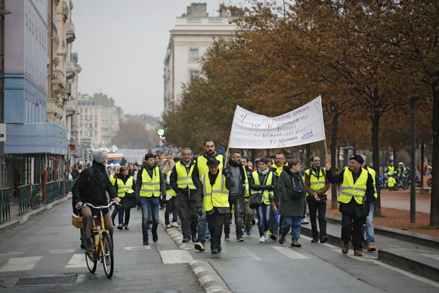 Människor protesterar mot höjda skatter på bensin och diesel i centrala Lyon.