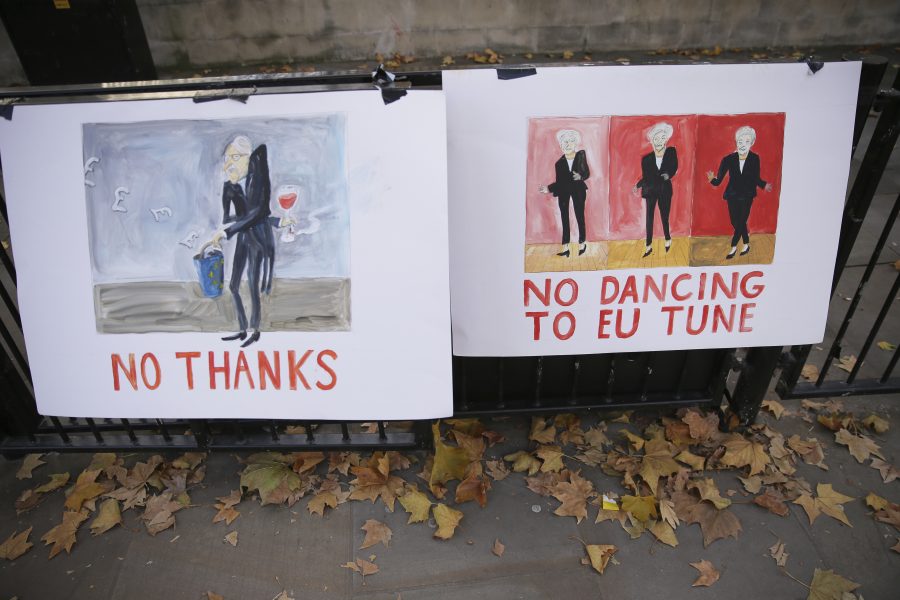 Tim Ireland/AP/TT | Dansa inte till EU:s toner, lyder texten på brexitförespråkarnas plakat utanför 10 Downing Street i London.