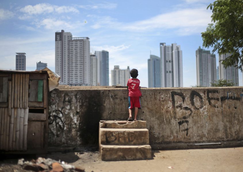 En indonesisk pojke i ett slumområde i den indonesiska huvudstaden Jakarta, vars storstadsområde bebos av närmare 30 miljoner människor.