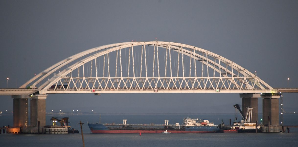 AP/TT | Ett stort handelsfartyg har placerats under bron av Ryssland för att stoppa passage genom Kertjsundet.