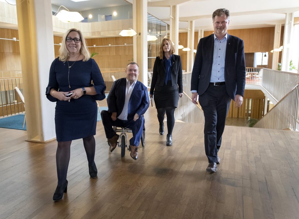 Thomas Johansson/TT | Allianskollegorna Helene Odenjung (L), David Lega (KD), Emmyly Bönfors (C) och Axel Josefson (M), som nu fått igenom sin budget i kommunfullmäktige.