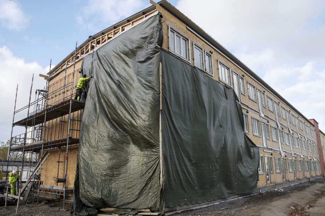 På parkeringen vid köpcentrat Mobilia bygger Malmö stad ett tillfälligt boende för hemlösa, men byggnaden går fortfarande inte att använda på grund av fuktskada.